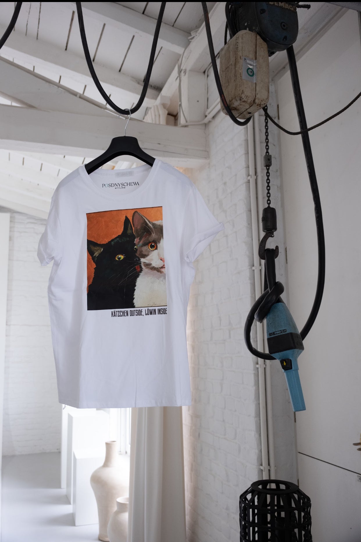 T-Shirt mit Kunstdruck und Zitat "Kätzchen outside, Löwin inside" Weiß