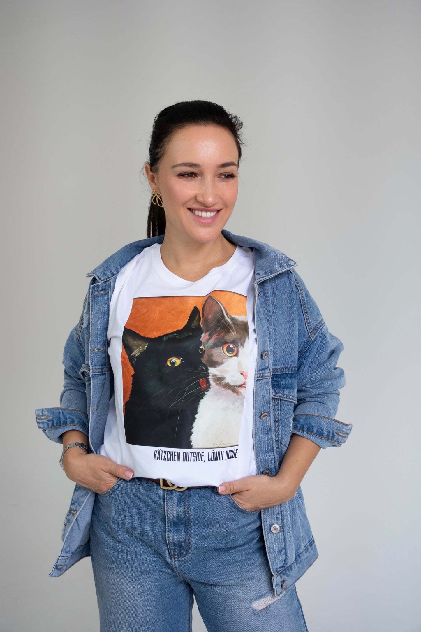 T-Shirt mit Kunstdruck und Zitat "Kätzchen outside, Löwin inside" Weiß