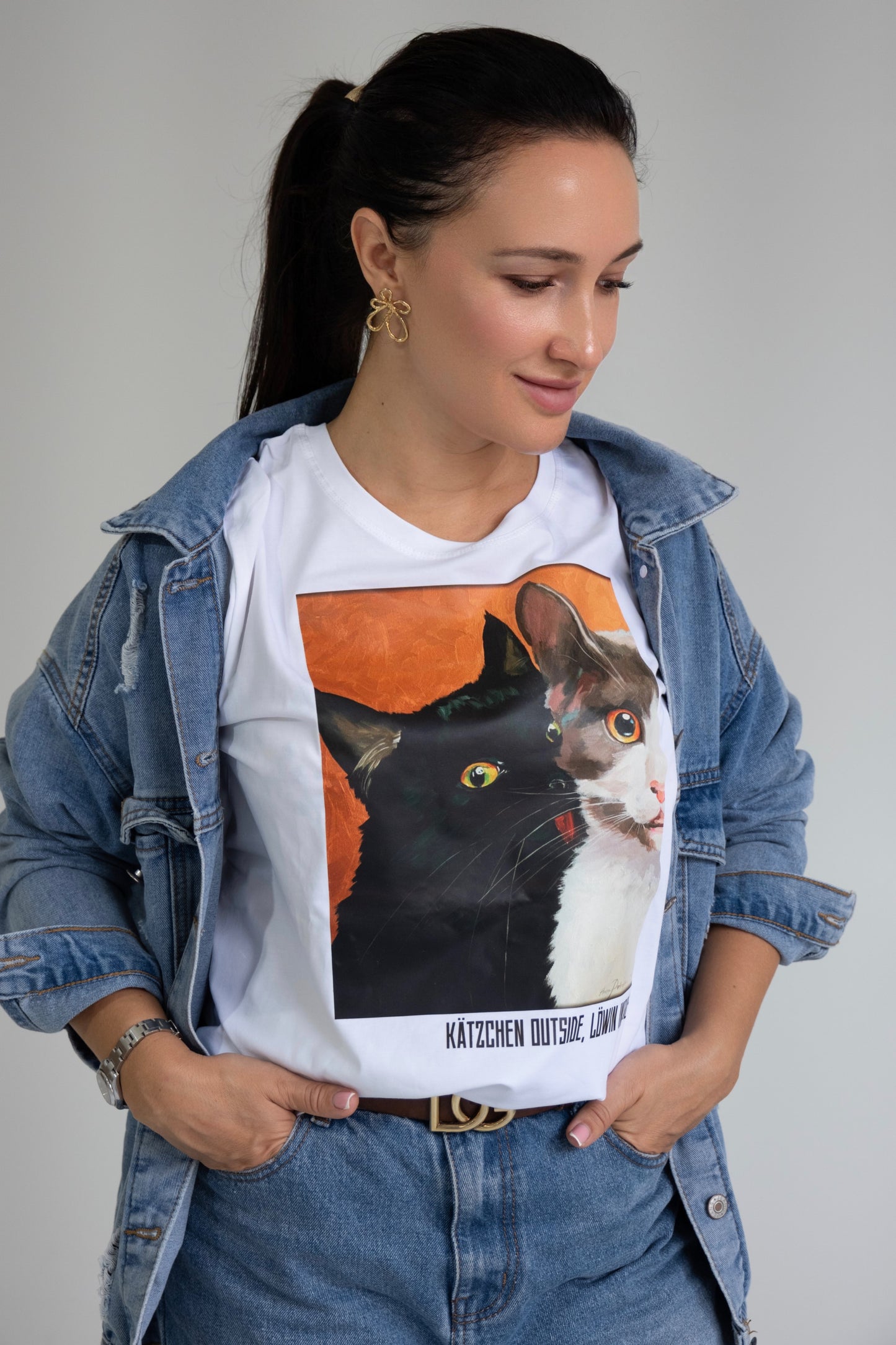 T-Shirt mit Kunstdruck und Zitat "Kätzchen outside, Löwin inside" Weiß